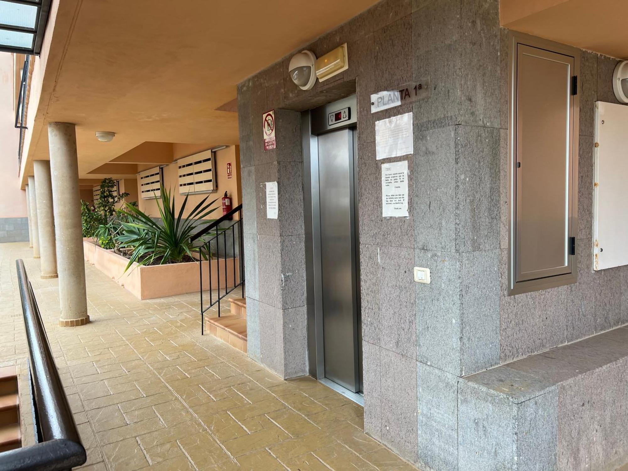 Los Cristianos Piscina Y Terraza Luaran gambar